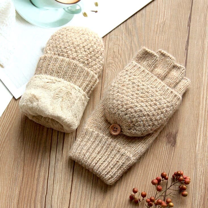 moufles mitaines en laine polaire beige sur une table en bois, idéales pour l'hiver, avec bouton et revêtement doux