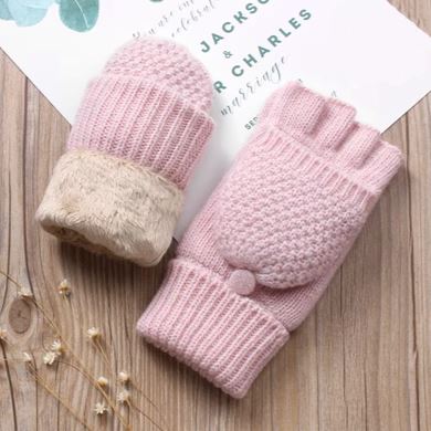 moufles mitaines polaire pour femme en laine rose avec doublure douce sur fond en bois chaleureux et fleurs séchées