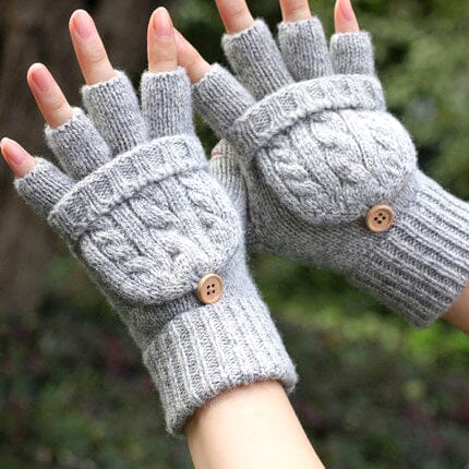 moufles mitaines en laine grises chaudes et confortables, idéales pour l'hiver avec boutons décoratifs en bois.