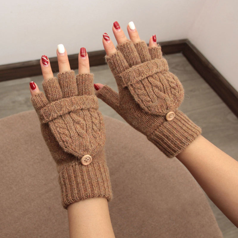 moufles mitaines en laine marron clair, design à torsades avec boutons, couvrant les doigts, sur mains avec ongles peints