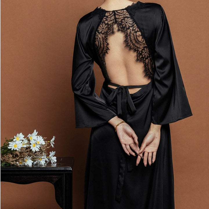 peignoir long noir en satin pour femme avec dos ouvert en dentelle fine et manches longues, modèle mira