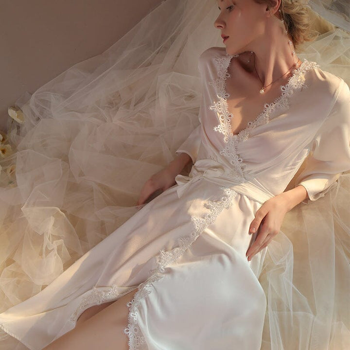 peignoir long en satin blanc pour femme élégante avec dentelle délicate allongée sur un lit romantique