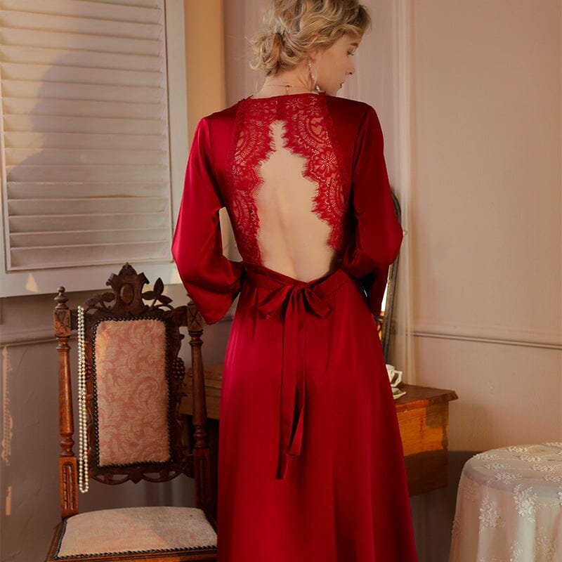 femme portant un peignoir long en satin rouge avec dentelle, dos ouvert, ambiance élégante et romantique