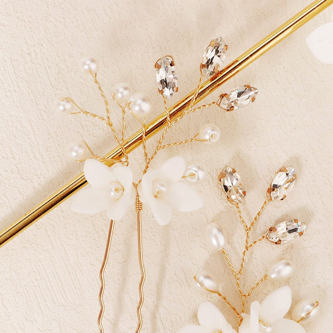 pince cheveux mariage artisanale pour femme orné de perles et fleurs blanches, accessoire élégant pour mariée