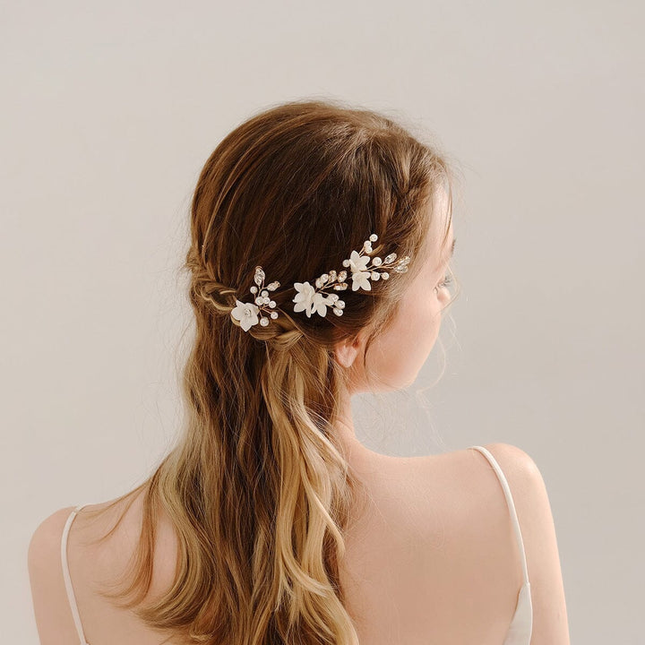 pince cheveux mariage artisanale de couleur blanche avec des fleurs portée par une femme aux cheveux allongés et tressés