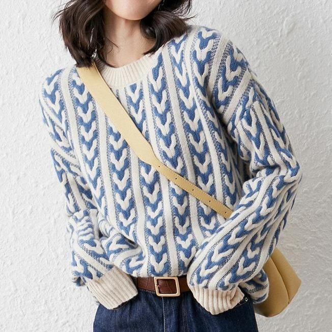 femme portant un pull coloré en laine 100% avec motif bleu et blanc, parfait pour l'hiver, associée à une tenue décontractée