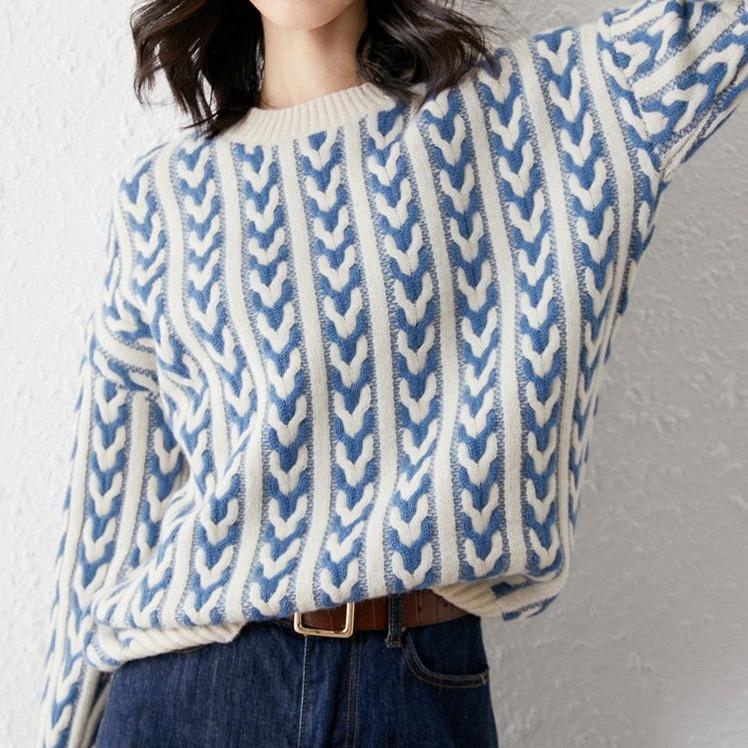 pull coloré en laine à motifs bleus et blancs pour femme portant un jean foncé, modèle ayla pour une touche décontractée chic