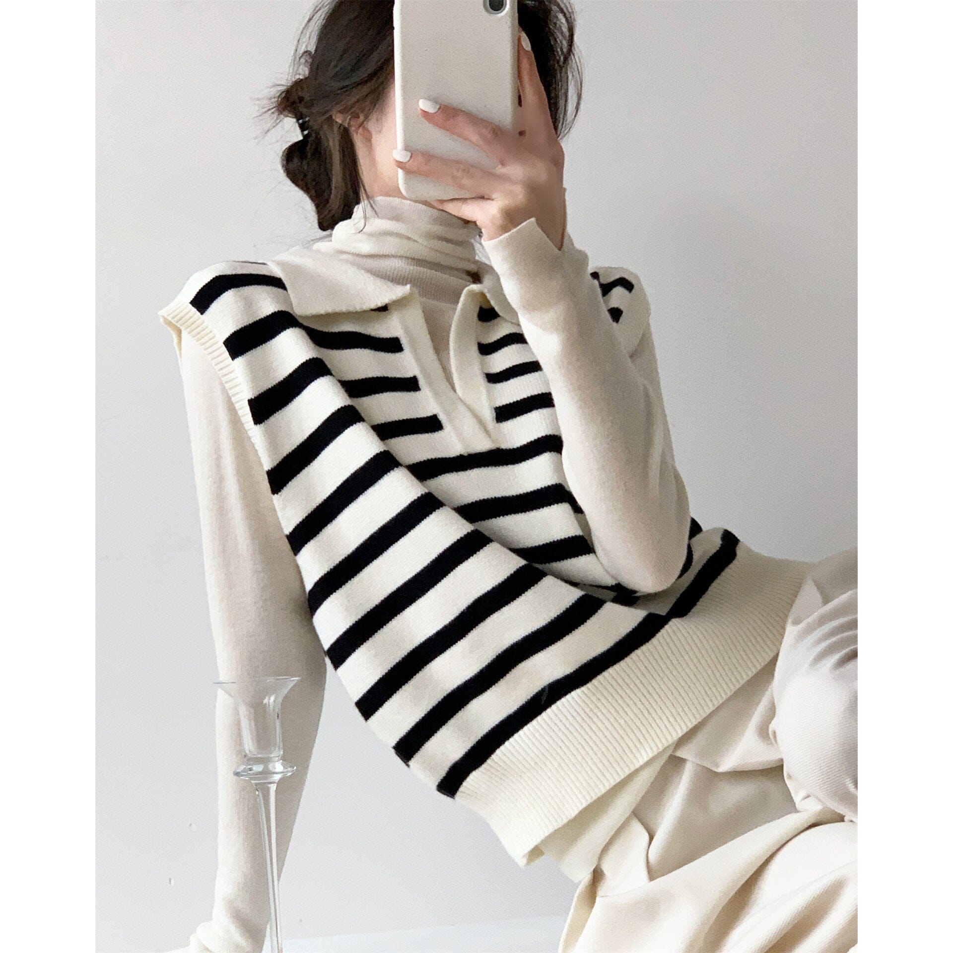 pull sans manche à rayures noir et blanc pour femme, confortable et élégant, idéal pour une tenue chic et décontractée