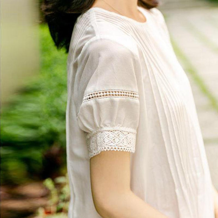robe blanche en coton pour femme avec détails brodés sur les manches, modèle yveline pour un look estival élégant