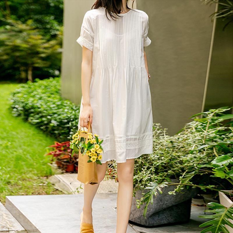 robe blanche en coton pour femme yveline, parfaite pour l'été, offrant confort et élégance dans un cadre naturel