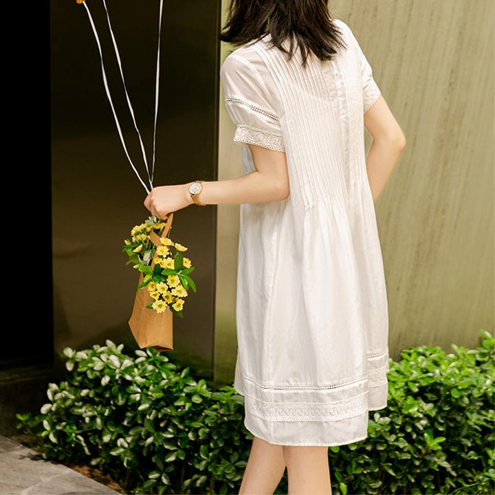 femme portant une robe blanche en coton avec un sac de fleurs jaunes, robe élégante d'été pour femmes