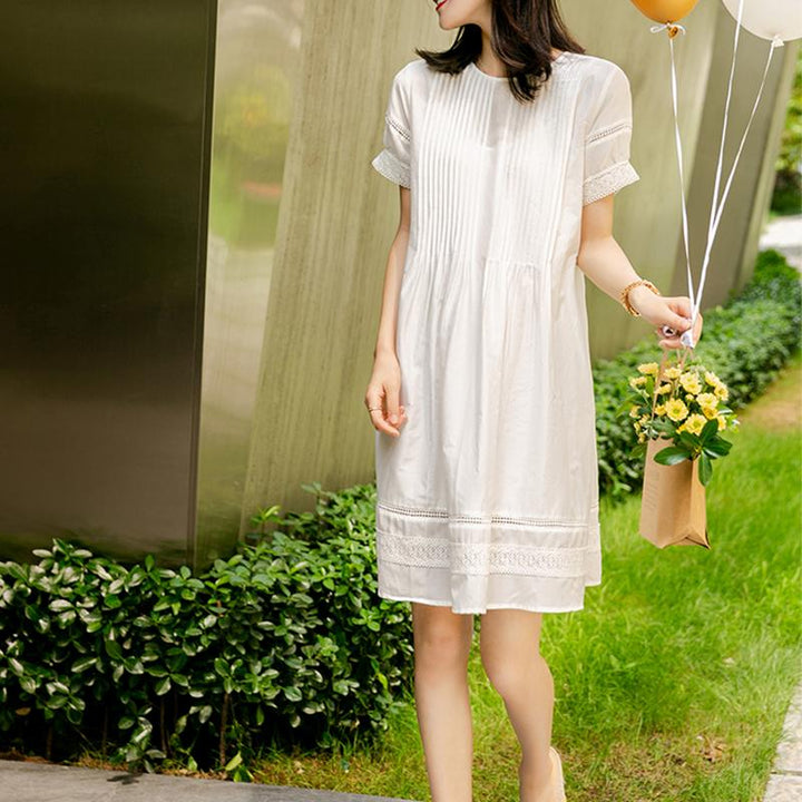 robe blanche en coton pour femme nommée yveline, idéale pour une tenue estivale élégante et confortable en coton léger