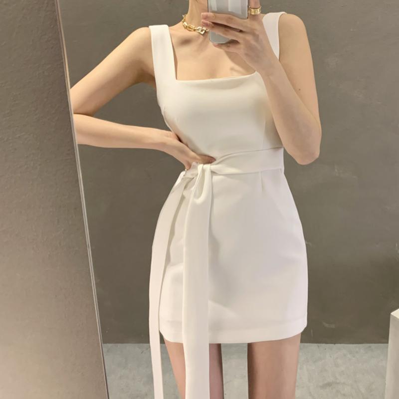 robe courte élégante blanche pour femme avec ceinture, idéale pour une tenue chic et moderne, style casual et soirées