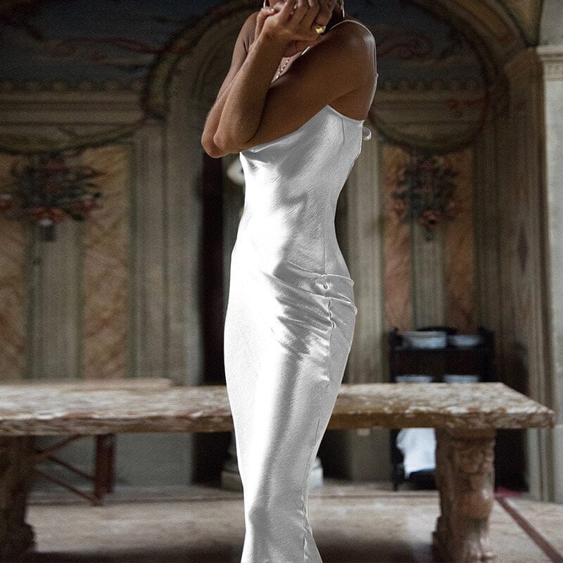 femme en robe de soirée dos nu blanche malena dans un décor élégant et ancien en intérieur, vue de profil