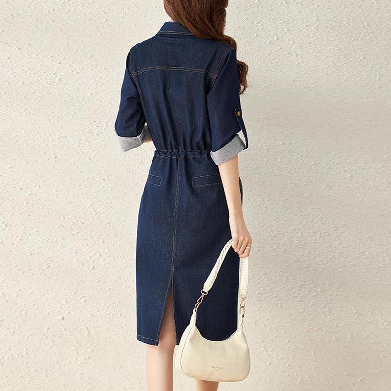 Robe en jean mi-longue bonnie vue de dos avec manches retroussées et ceinture élastique, tenue décontractée et élégante