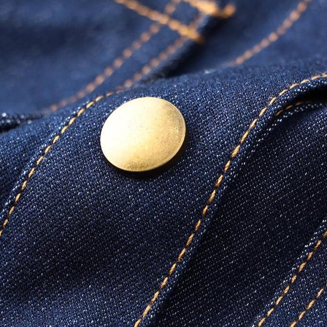 détail gros plan d'un bouton doré sur une robe en jean bleu, modèle bonnie