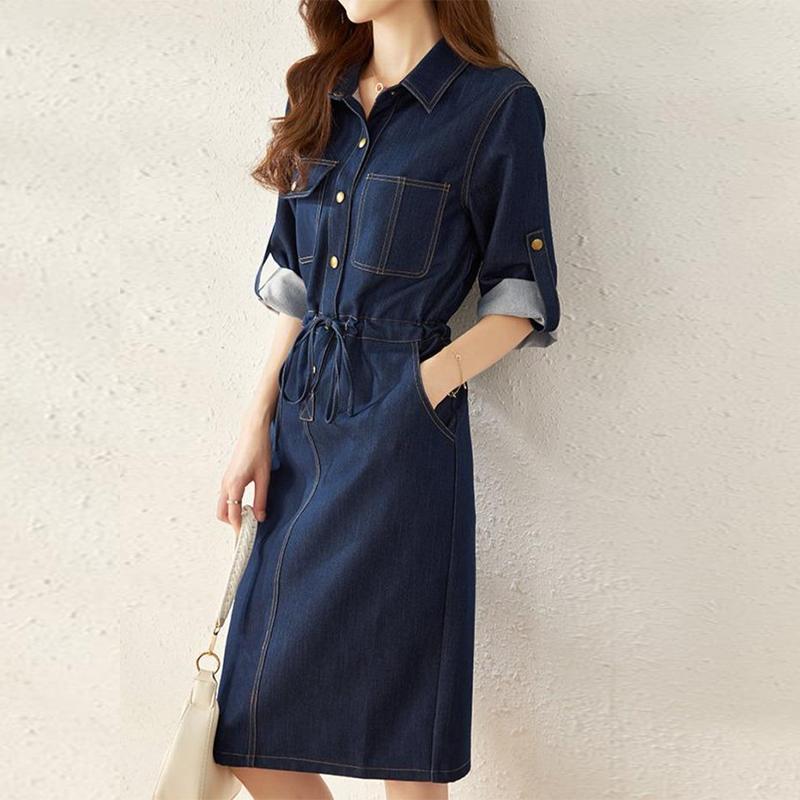 Robe en jean style décontracté avec boutons, manches retroussées et cordon à la taille, parfaite pour un look casual.