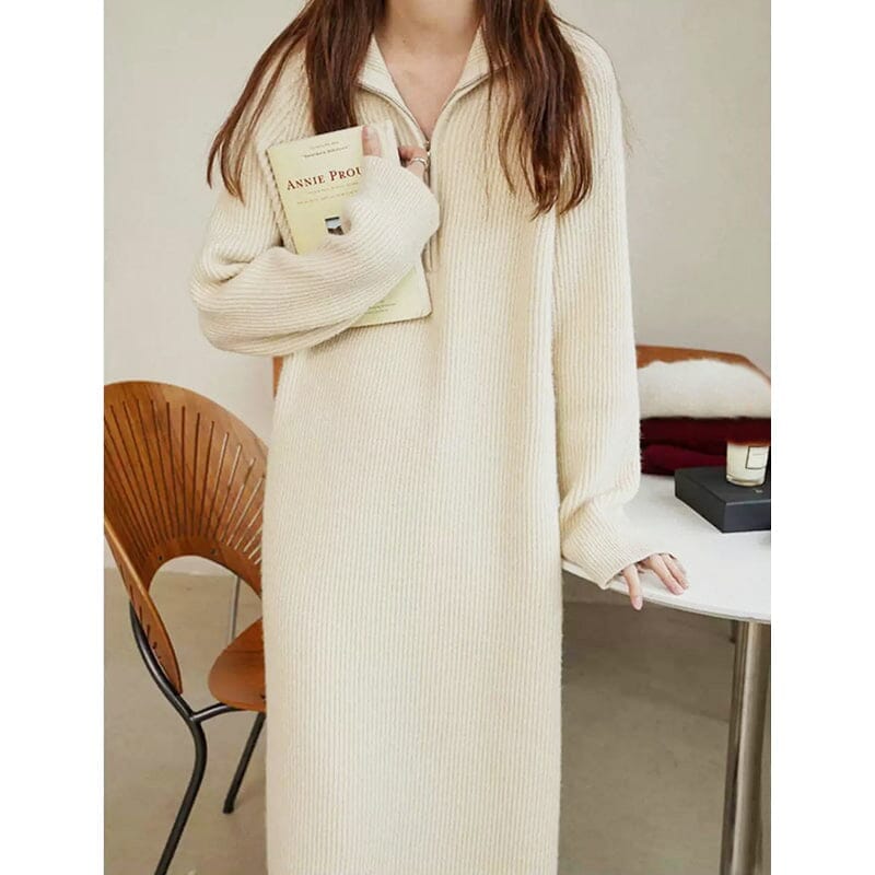 robe en laine longue beige avec manche longue et col zippé devant, femme tenant un livre, Julie