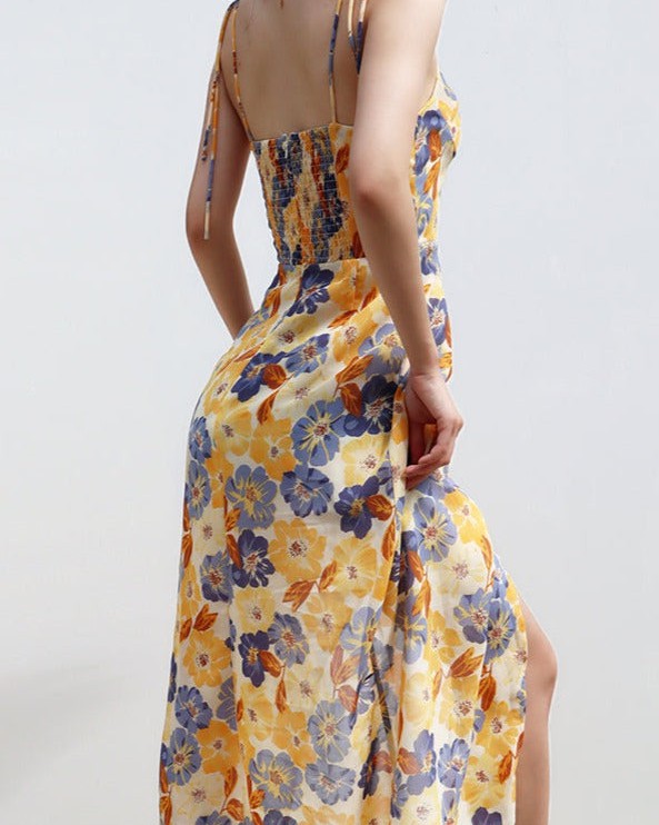 robe fleurie mi-longue rosalie avec fente, parfaite pour l'été, couleur jaune et motifs floraux bleus et oranges