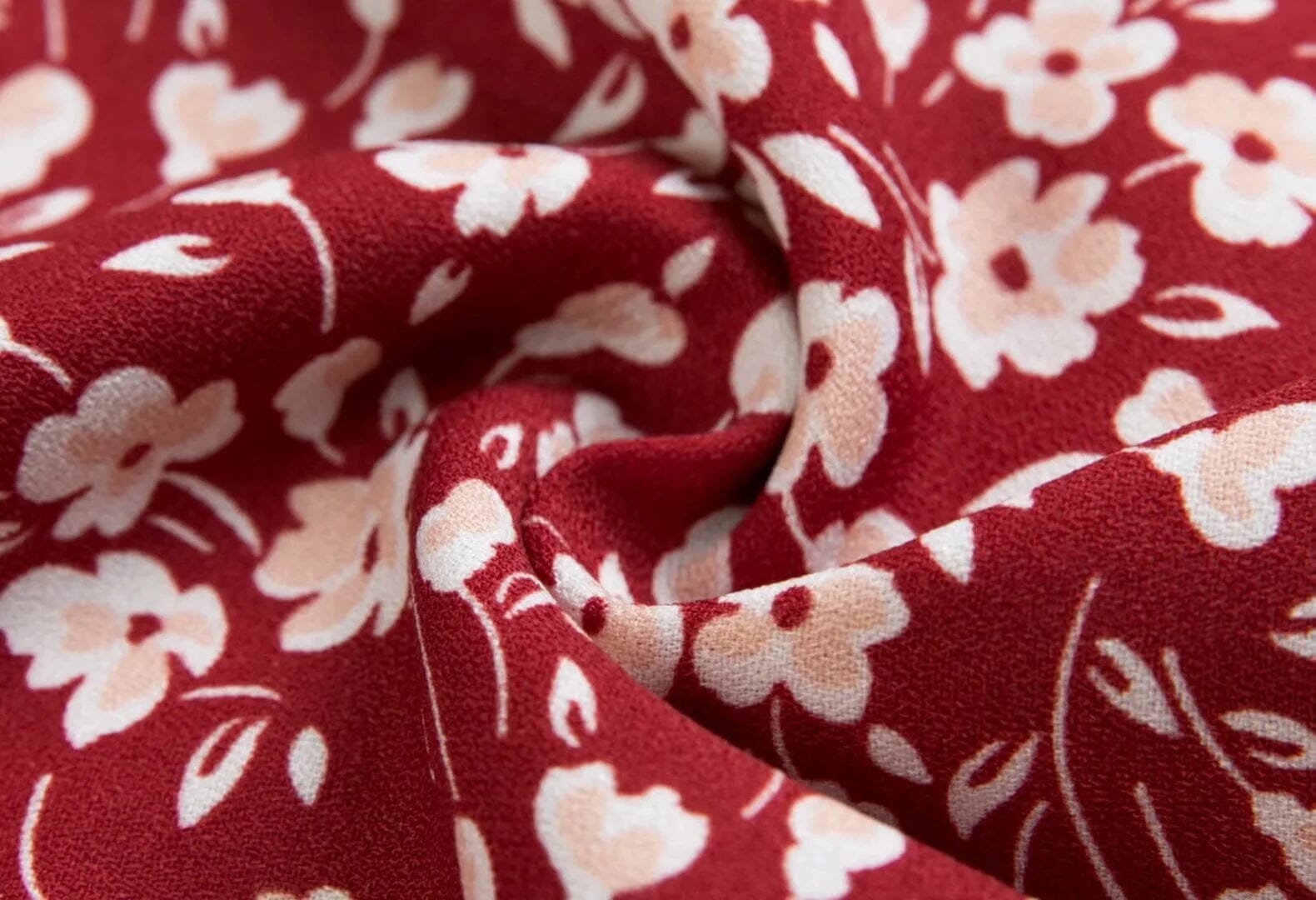 robe rouge fleurie charlie en tissu léger avec motif floral, idéale pour l'été et les occasions décontractées.