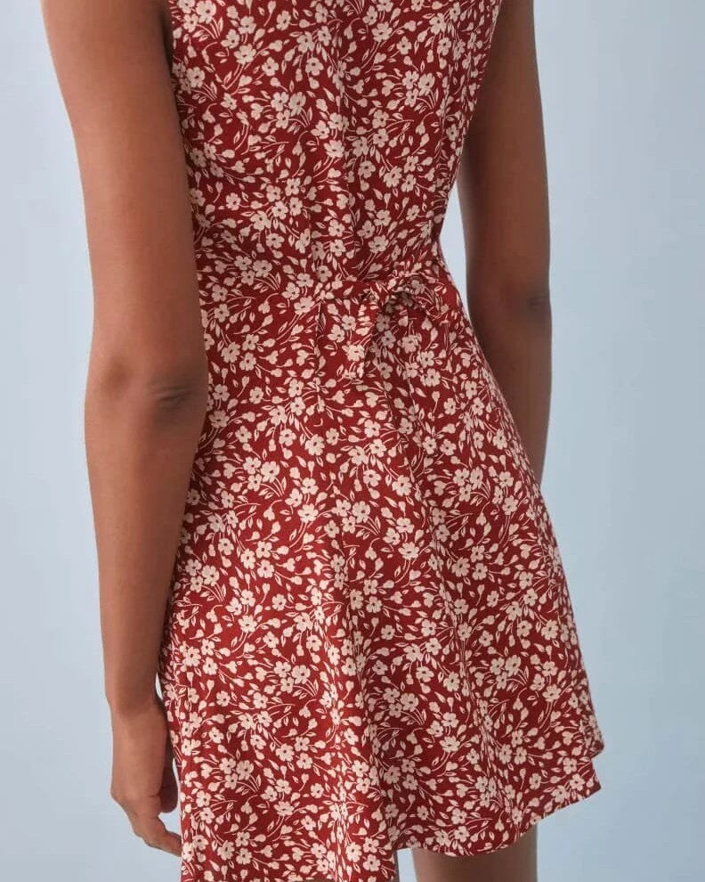 robe rouge fleurie charlie, vue arrière, courte avec motif floral blanc, idéale pour un look estival élégant et casual