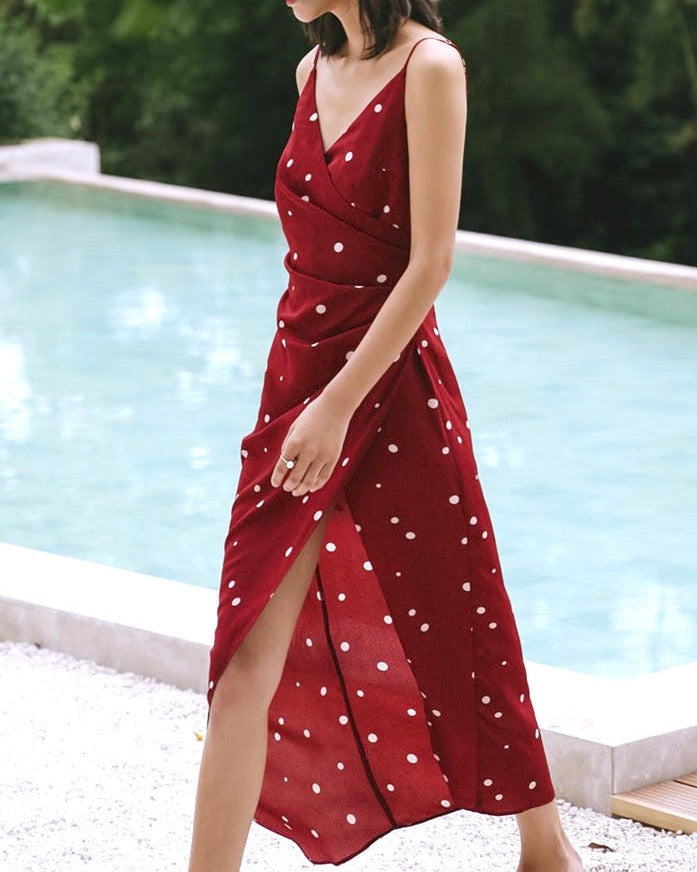 robe longue débardeur solina rouge à pois blanc avec fente latérale portée par une femme près d'une piscine