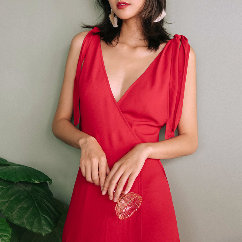 robe longue rouge pour femme avec décolleté en v et bretelles nouées, élégante et parfaite pour une soirée d'été