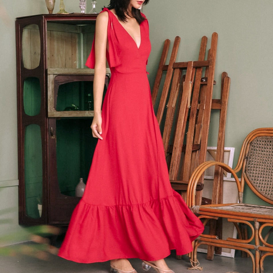 robe longue rouge irina pour femme, élégante avec bretelles et décolleté en v, parfaite pour les occasions spéciales.