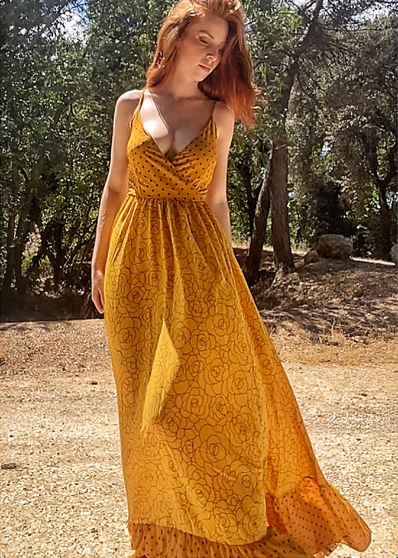 robe longue bohème joyce en coton jaune à motifs floraux portée en extérieur pour un look estival et décontracté