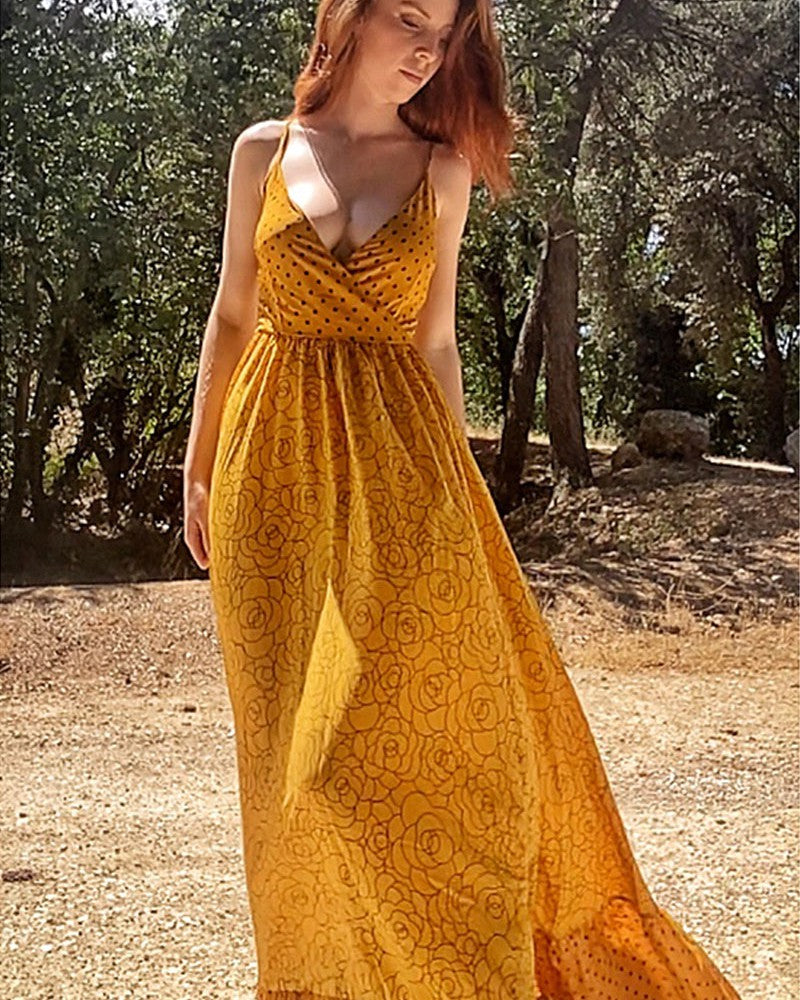 robe longue bohème joyce en coton jaune à motifs floraux portée en extérieur pour un look estival et décontracté