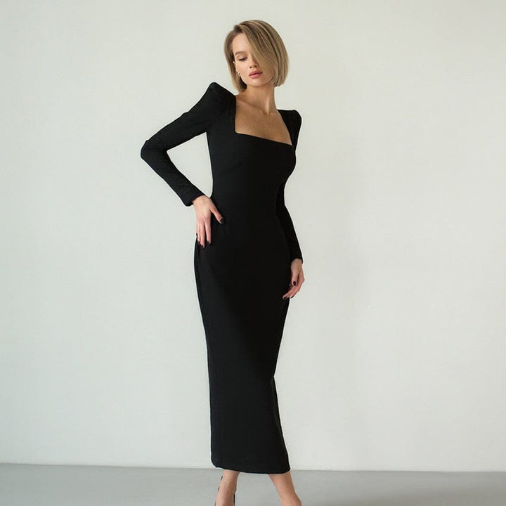 robe noire chic mi longue avec manches longues design élégant et minimaliste pour un style sophistiqué et féminin