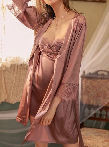 robe nuisette satin dentelle sarah en soie rose avec des manches en dentelle, parfait pour une soirée chic et confortable