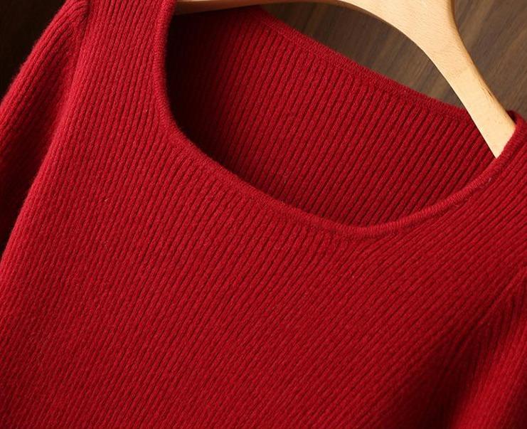 robe pull en laine couleur rouge, modèle noéline en cachemire, vue de près offrant un aperçu détaillé de la texture