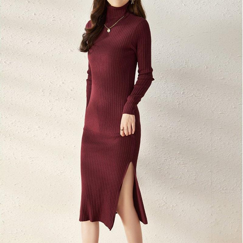 robe pull col roulé célenia en tricot côtelé bordeaux pour un look automne-hiver élégant avec fente sur le côté