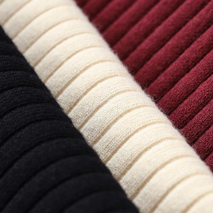 détail texture en maille côtelée pour la robe pull col roulé célénia disponible en noir, blanc cassé et rouge bordeaux