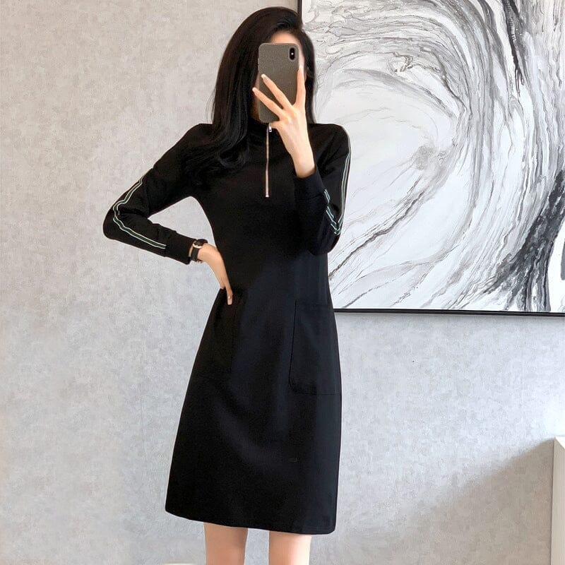 femme portant une robe pull droite noire doublée polaire élégante adaptée pour l’hiver avec fermeture éclair à l’avant