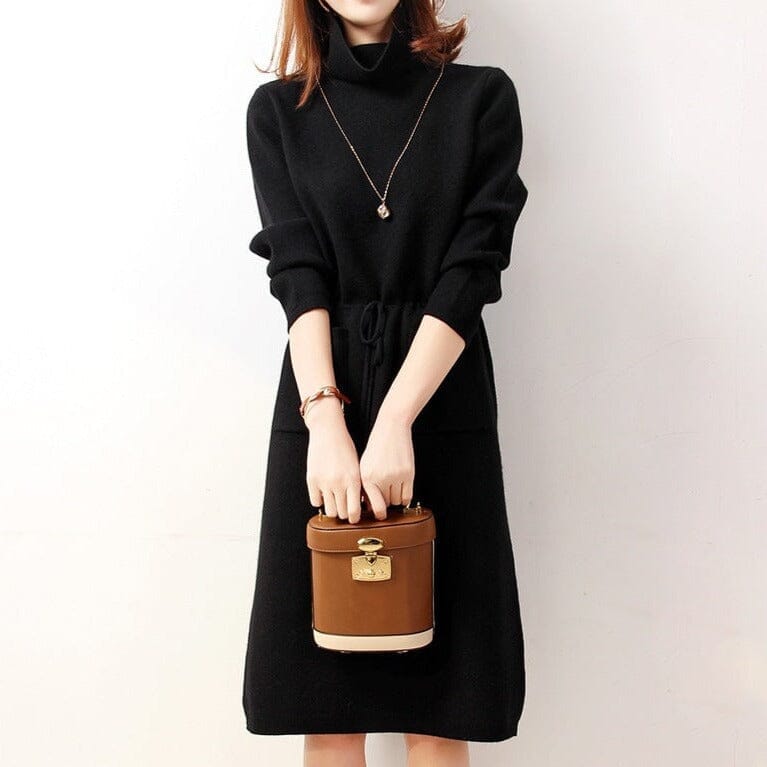 femme portant une robe col roulé noir judy avec un sac marron et un collier long