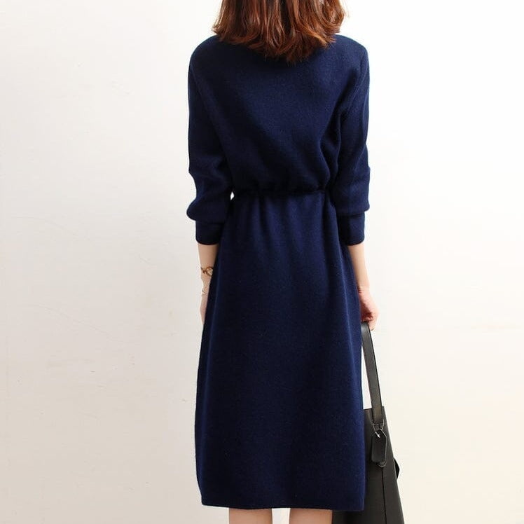 robe pull col roulé bleu marine vue de dos pour femme, modèle judy tendance et confortable, tenue mode automne-hiver