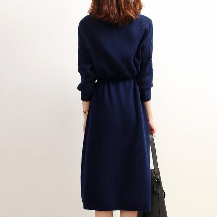 robe pull col roulé bleu marine vue de dos pour femme, modèle judy tendance et confortable, tenue mode automne-hiver