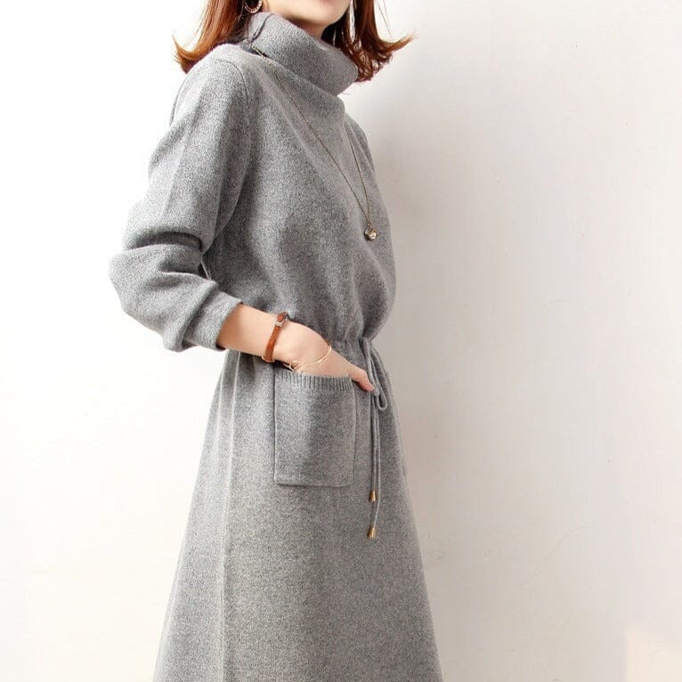 robe pull à col roulé gris pour femme avec ceinture et poches, modèle judy, ambiance automne-hiver élégante et confortable