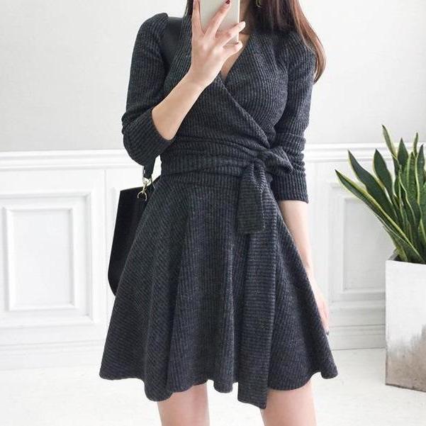 Robe pull cintrée avec ceinture, manches longues, col en V et jupe ample, idéale pour l'automne et l'hiver.