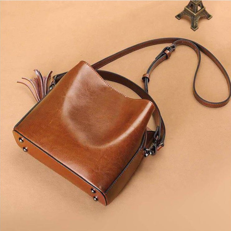 petit sac bandoulière en cuir marron avec lanière ajustable, idéal pour un usage quotidien et un style élégant