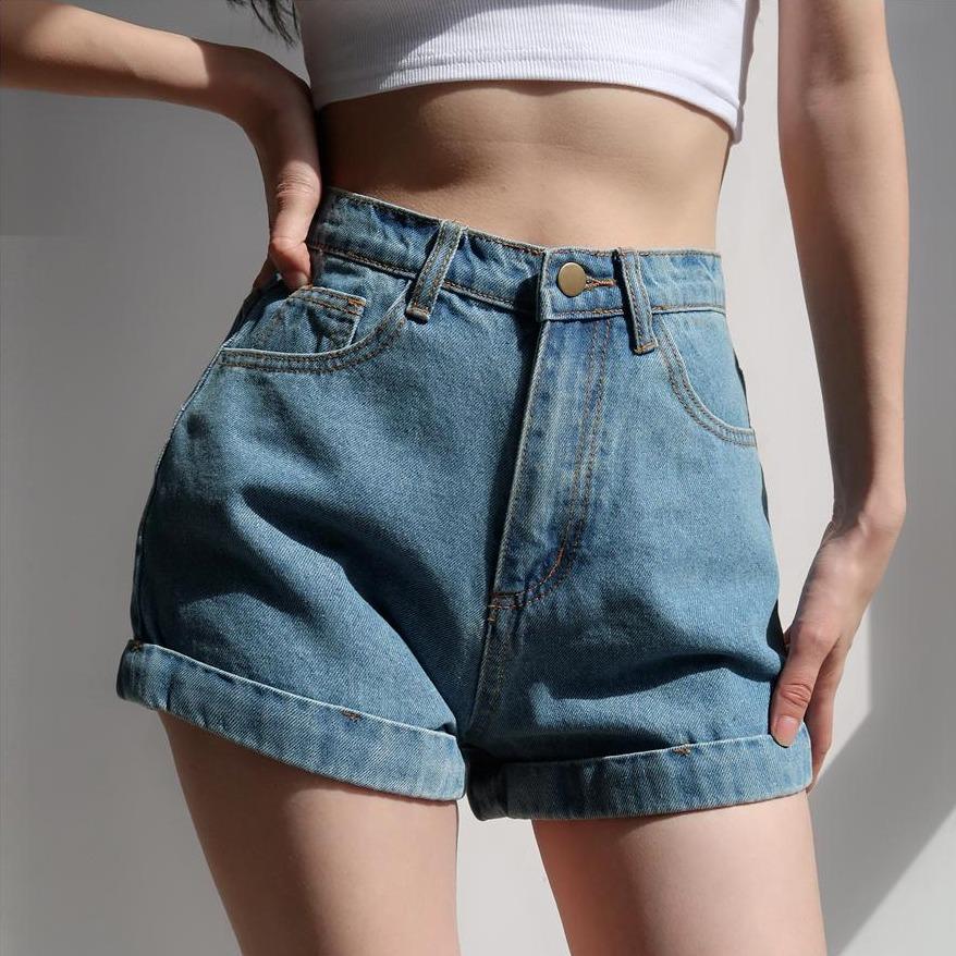 short en jean taille haute mathis pour femme en été, parfait pour un look casual et confortable avec ourlets retroussés