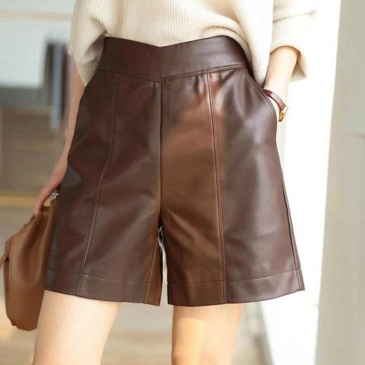 short en simili cuir pour femme, modèle chloé, couleur marron, parfait pour un look élégant et moderne en toute occasion