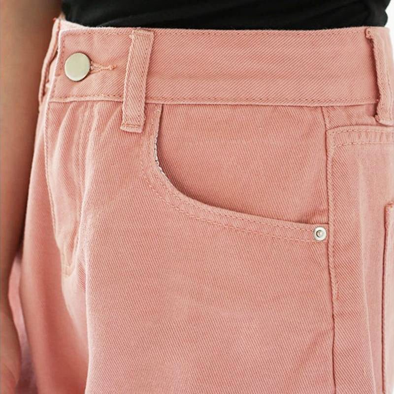 short en jean rose pour femme avec un bouton argenté et une poche avant visible, idéal pour une tenue estivale décontractée