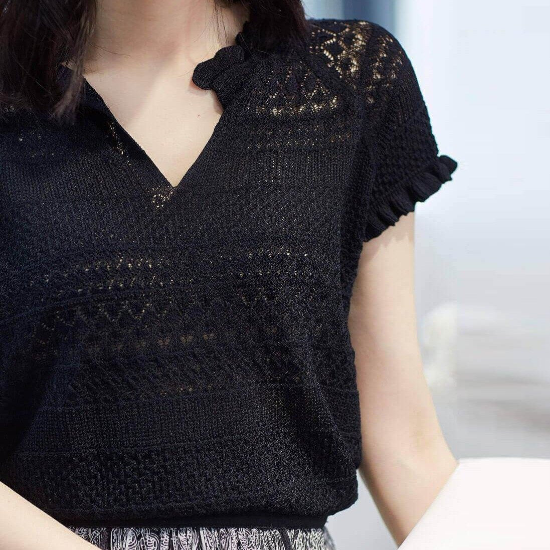 top crochet femme noir élégant avec manches courtes et encolure en v, parfait pour un style d'été chic et raffiné