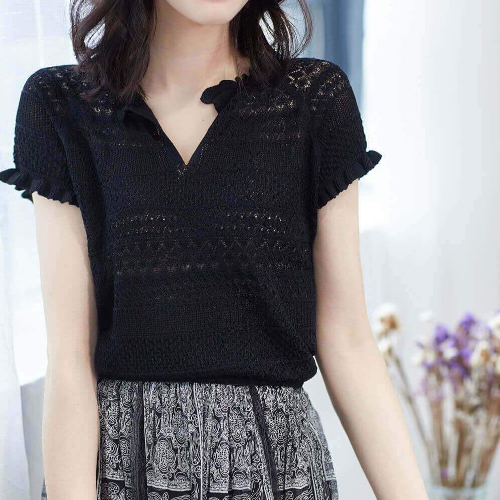 top crochet femme noir avec motifs en dentelle et manches courtes, assorti d'un jupon imprimé motifs floraux et géométriques