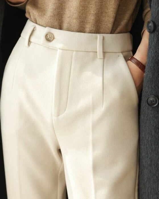 pantalon tailleur chic pour femme élégante beige filomene avec ceinture boutonnée et veste assortie en background