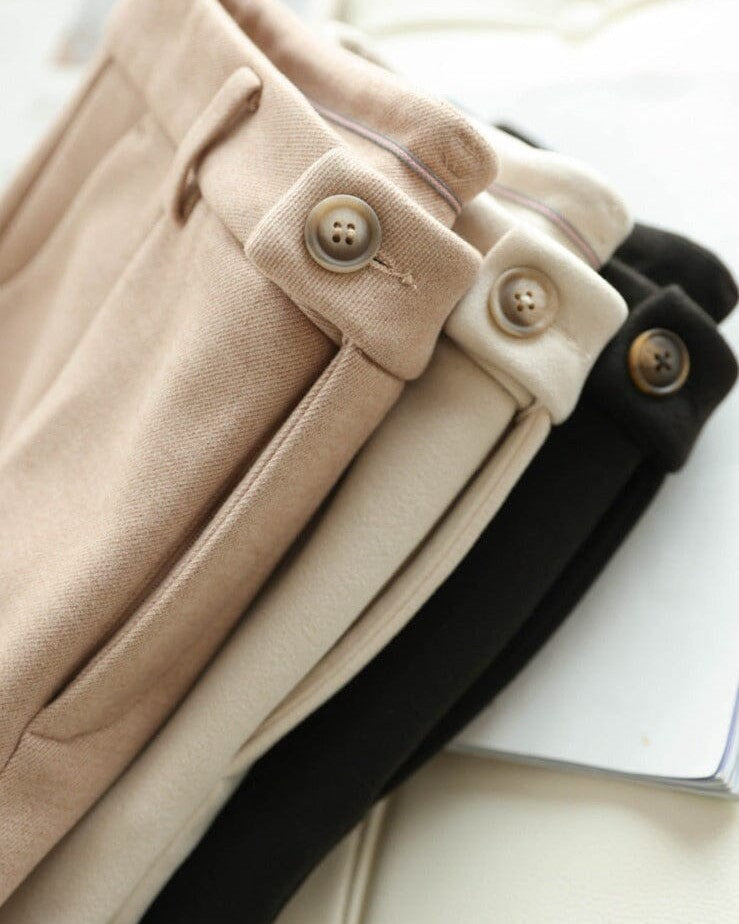 pantalon tailleur chic pour femme décliné en plusieurs couleurs élégantes tels que beige, blanc et noir.