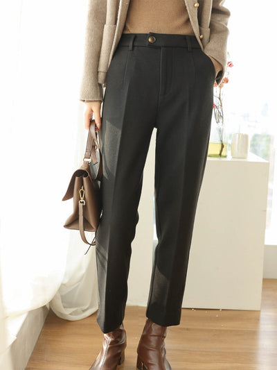 Femme portant Pantalon Tailleur Chic - Filomene Noir S - Les Petits Imprimés